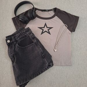 DAZY grey star crop tee ₊˚⊹౨ৎ ₊˚⊹